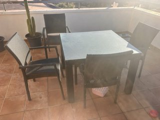 VENDO MESA Y CUATRO SILLAS EXTERIOR, MUEBLES