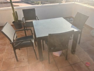 VENDO MESA Y CUATRO SILLAS EXTERIOR, MUEBLES