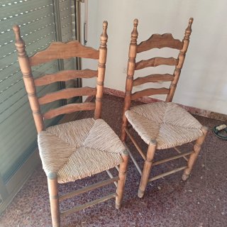 Juego de 2 sillas de madera y ratán