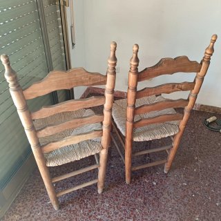 Juego de 2 sillas de madera y ratán