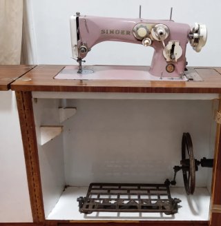 Máquina de coser Singer con mueble