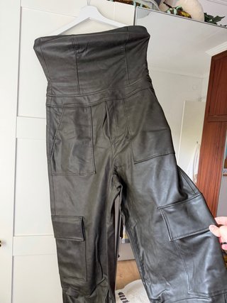 Mono de cuero sintético negro