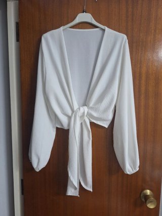 Blusa blanca manga larga con nudo
