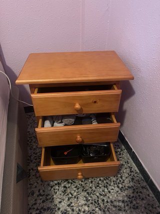 Conjunto pino macizo- 2 mesitas y 1 cómoda