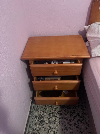 Conjunto pino macizo- 2 mesitas y 1 cómoda