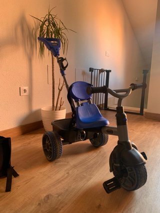 Triciclo infantil azul con pedales