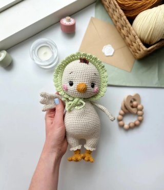 Muñeco de ganchillo pollito con gorro