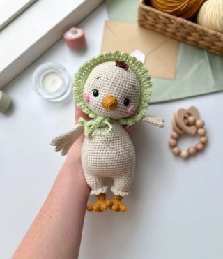 Muñeco de ganchillo pollito con gorro