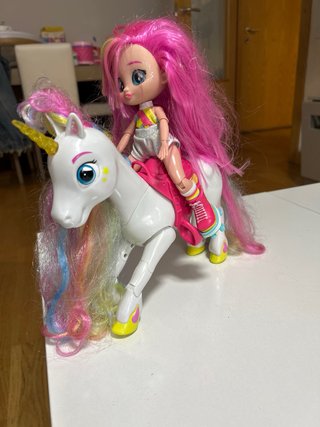 Muñeca y unicornio de juguete