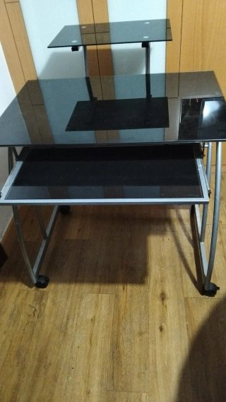 Mesa de Ordenador con Estantes de Cristal