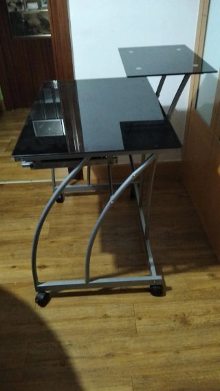 Mesa de Ordenador con Estantes de Cristal