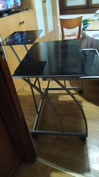 Mesa de Ordenador con Estantes de Cristal