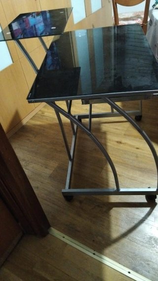 Mesa de Ordenador con Estantes de Cristal