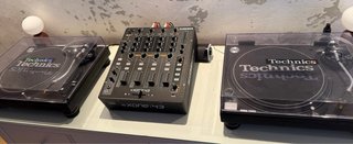Set DJ: 2 Platos Technics y Mesa Allen & Heath