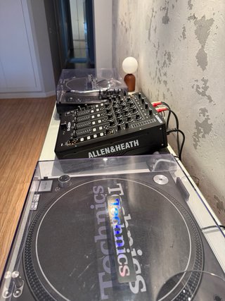 Set DJ: 2 Platos Technics y Mesa Allen & Heath