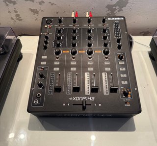 Set DJ: 2 Platos Technics y Mesa Allen & Heath