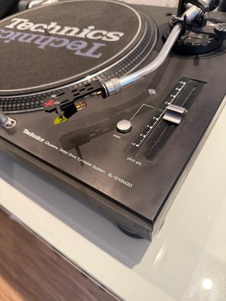 Set DJ: 2 Platos Technics y Mesa Allen & Heath