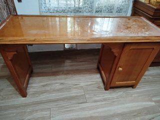 Escritorio de madera marrón