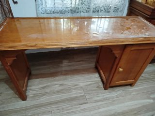 Escritorio de madera marrón
