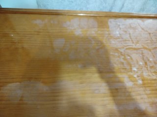 Escritorio de madera marrón