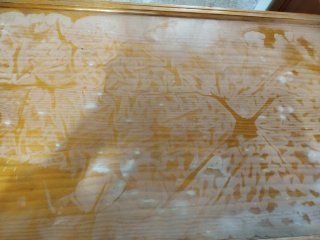 Escritorio de madera marrón