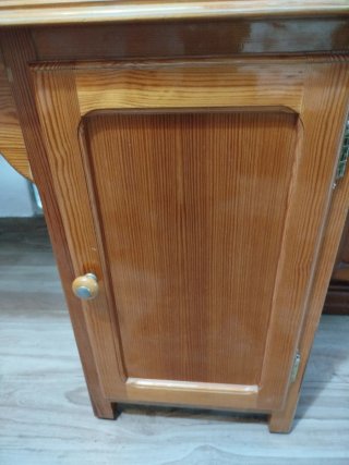 Escritorio de madera marrón