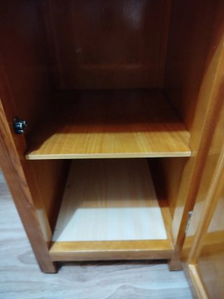 Escritorio de madera marrón