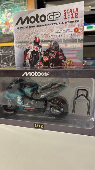 MotoGP Scala 1:12 Valentino Rossi Yamaha