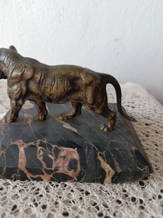 Leona modernista de bronce sobre mármol