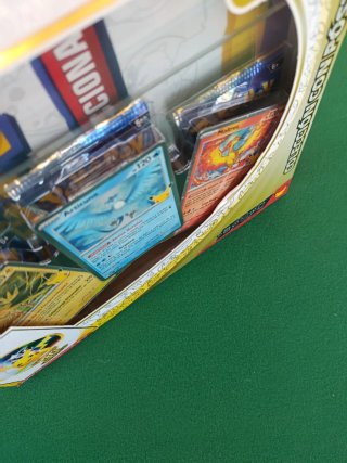 Colección Pokémon 30 Aniversario con Póster.