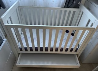Cuna blanca Trama de Madera con Cajón y colchón.