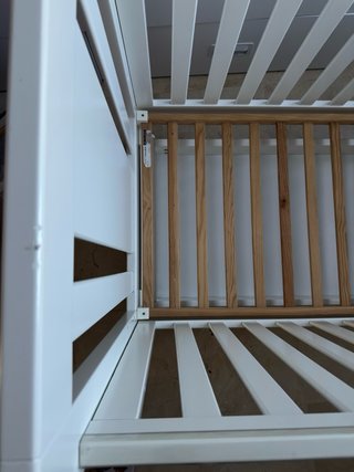 Cuna blanca Trama de Madera con Cajón y colchón.