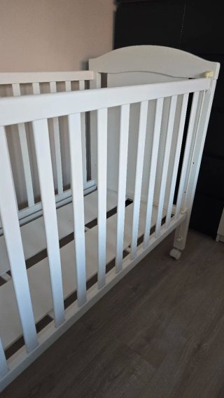 Cuna de bebé blanca con osito