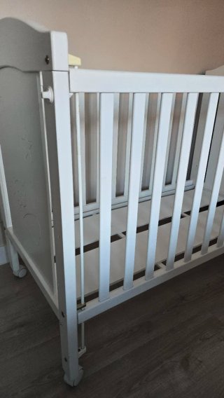 Cuna de bebé blanca con osito