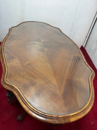 Mesa de centro tallada estilo Luis XV