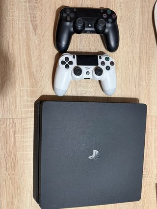 PS4 Slim 1TB + 2 controller + 2 giochi