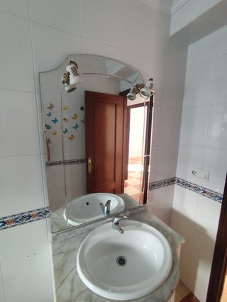 Mueble de baño con lavabo y espejo