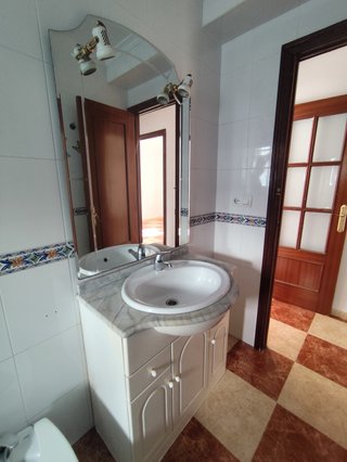 Mueble de baño con lavabo y espejo