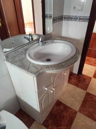 Mueble de baño con lavabo y espejo