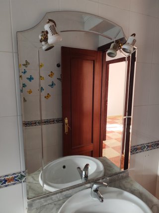 Mueble de baño con lavabo y espejo