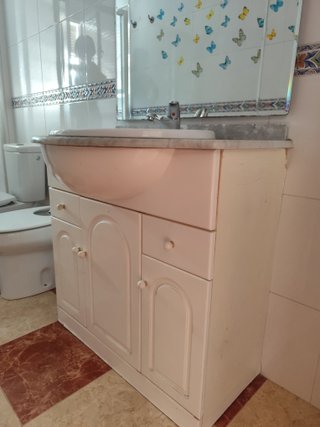 Mueble de baño con lavabo y espejo