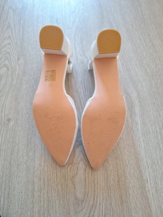 Zapatos de novia blancos con encaje