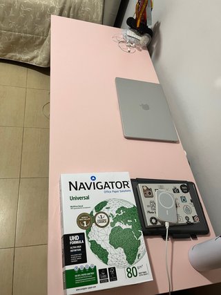 Escritorio rosa y gris hecho a medida