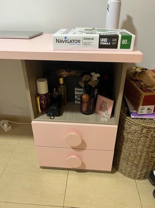 Escritorio rosa y gris hecho a medida
