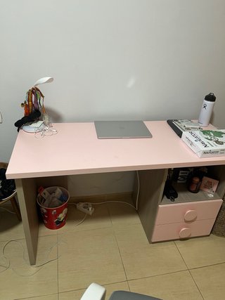 Escritorio rosa y gris hecho a medida