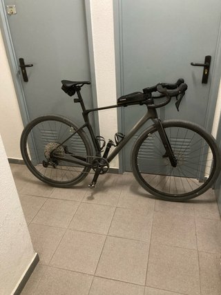 Bicicleta de Gravel negra