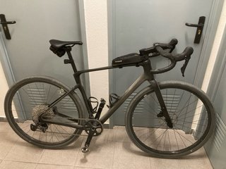 Bicicleta de Gravel negra