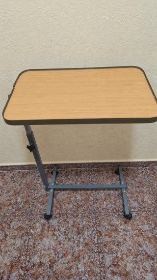 Mesa auxiliar regulable en altura