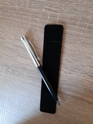 Bolígrafo elegante plateado y negro