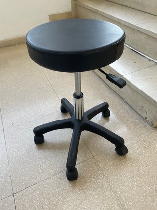 Taburete de estética con ruedas